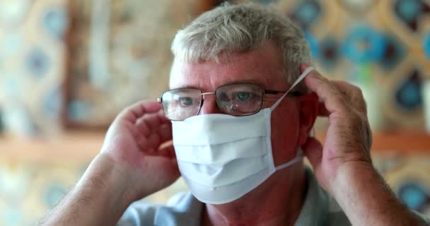 Μεσήλικας Που Βάζει Covid Πανδημική Χειρουργική Μάσκα Στο Πρόσωπο — Αρχείο Βίντεο