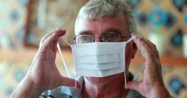 Homem Meia Idade Colocando Máscara Cirúrgica Pandêmica Covid Rosto — Vídeo de Stock