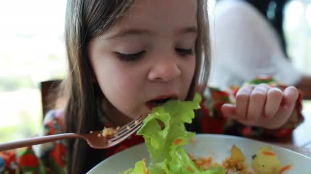 Little Girl Eating Lunch Child Eating Salad Kid Eating Healthy — Stockvideo