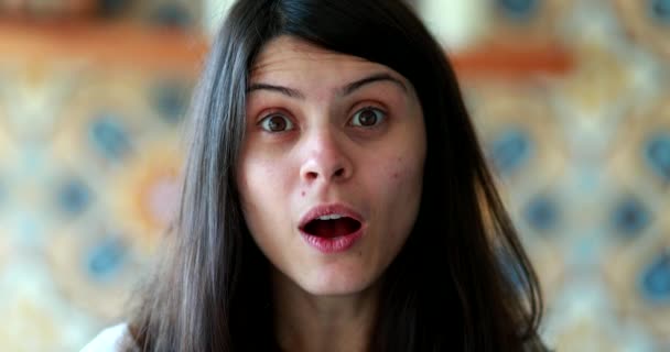 Woman Spontaneous Shock Surprise Reaction Emotional Ubelief Girl Face Expression — стоковое видео