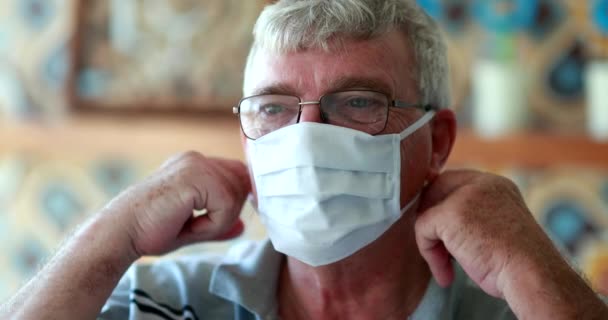 Człowiek Zdejmujący Maskę Średnim Wieku Starsza Osoba Zdejmuje Chirurgiczną Maskę — Wideo stockowe