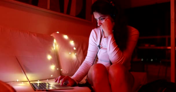 Woman Using Laptop Night Person Browsing Computer Wearing Headphones — Wideo stockowe