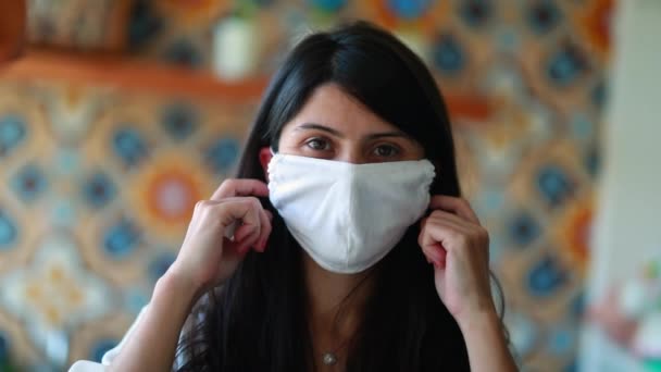 Woman Wearing Virus Pandemic Mask Looking Camera Person Removes Coronavirus — ストック動画