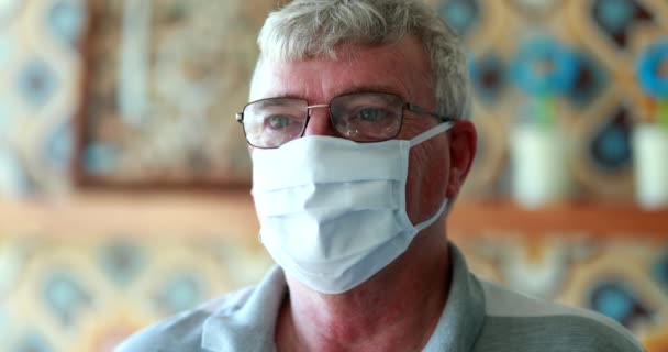 Ανώτερος Άντρας Που Φοράει Μάσκα Πρόληψης Κατά Της Πανδημίας Του — Αρχείο Βίντεο
