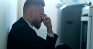 İş yerinde oturup umutsuzluk ve hüsranı hissetmek. Girişimci yardım ararken başarısız oldu