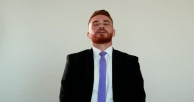 İş adamı derin bir nefes alıyor rahatlama ve minnettarlık hissediyor.