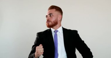 Hüsrana uğramış bir yönetici endişeli ve endişeli hissediyor. Kızıl saçlı iş adamı kızgın ve üzgün.