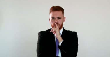 İş adamı Eureka anı. Yönetici kızıl saçlı öngörü fikri. Düşünceli girişimci bir fikir arıyor.