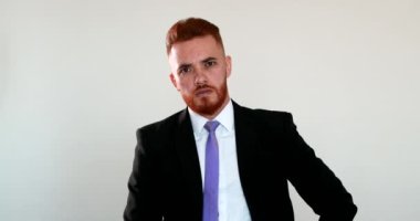 Hüsrana uğramış iş adamı üzgün, patron hayal kırıklığı içinde kameraya bakıyor.