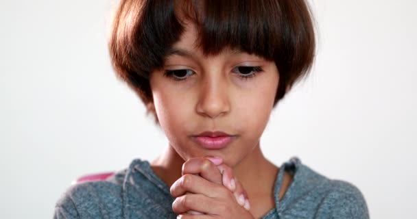 目を閉じて手を携えて神に祈る子供の少年 集中宗教的な子供 — ストック動画