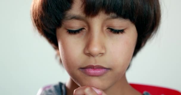 Chłopiec Zbliżenie Twarz Modląc Oczy Zamknięte Mieszana Rasa Dziecko Kontemplacyjne — Wideo stockowe
