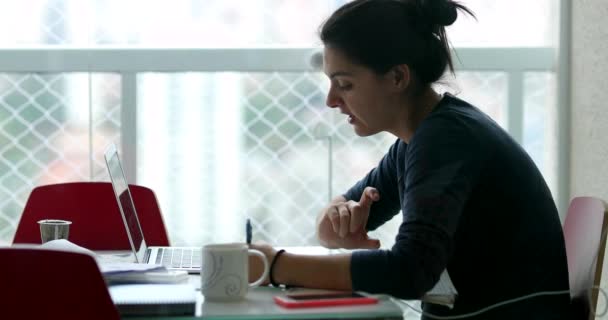 Молода Жінка Працює Дому Перед Ноутбуком Розмовляючи Веб Камеру — стокове відео