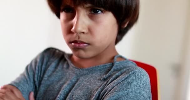 Θυμωμένη Παιδική Αντίδραση Σταυρώνει Χέρια Στο Θυμό Προσβαλλόμενο Νεαρό Αγόρι — Αρχείο Βίντεο