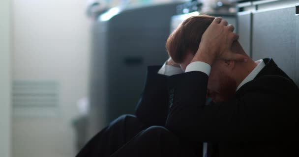 Biznes Człowiek Siedzi Podłodze Uczucie Frustracji Niepokoju — Wideo stockowe