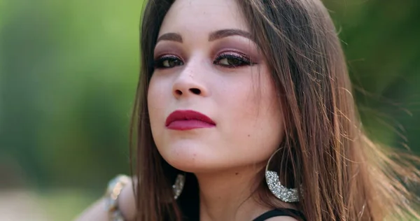 Millennial Ung Kvinna Poserar Till Kameran Utomhus Park Söt Latinamerikansk — Stockfoto