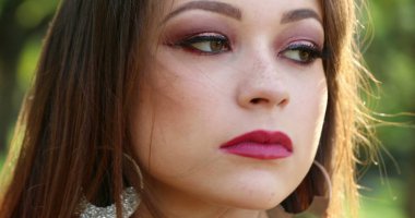 Düşünceli genç bir milenyum kadını. Düşünceli güzel bir kız 20 'li yaşlarda derin derin düşünüyor.