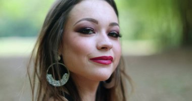 Düşünceli, yalnız, üzgün genç bir kadının portresi. Açık hava parkında düşünceli güzel kız.