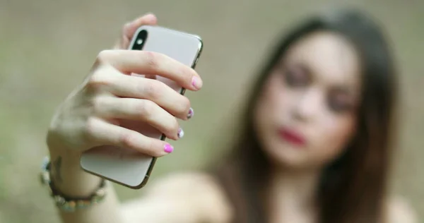 Millennial Girl Taking Selfie Herself Smartphone — Stock Photo, Image