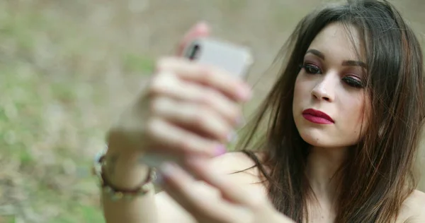 Millennial Chica Tomando Selfie Misma Con Teléfono Inteligente — Foto de Stock