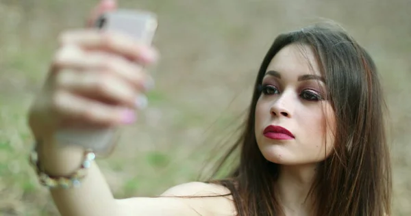 Millennial Menina Tomando Selfie Mesma Com Smartphone — Fotografia de Stock