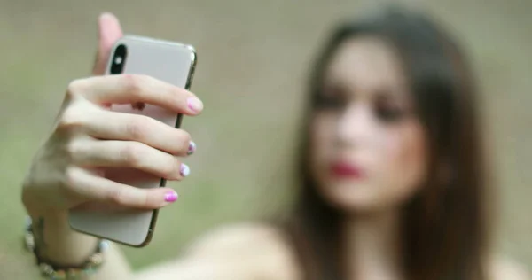 Millennial Menina Tomando Selfie Mesma Com Smartphone — Fotografia de Stock