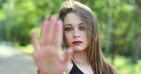手で停止するには 100万人の女の子のシグナリング 女性の手ジェスチャー — ストック写真