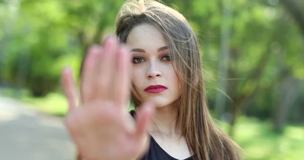 Тисячолітня Дівчина Сигналізує Stop Рукою Жінка Махає Жестом Пальця — стокове фото