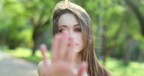 Millennial Dziewczyna Sygnalizując Stop Ręki Kobieta Machając Gestem Palca — Zdjęcie stockowe