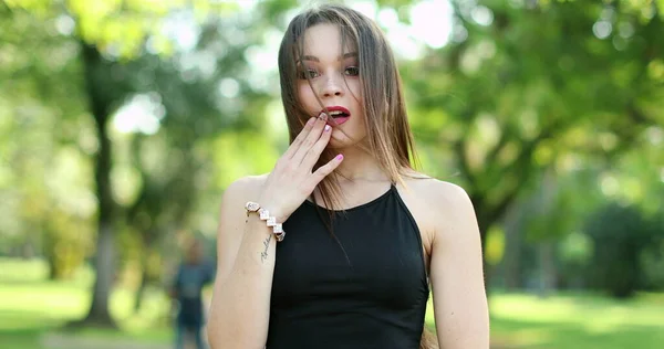 Una Reacción Choque Milenaria Mujer Joven Años Con Mano Boca — Foto de Stock