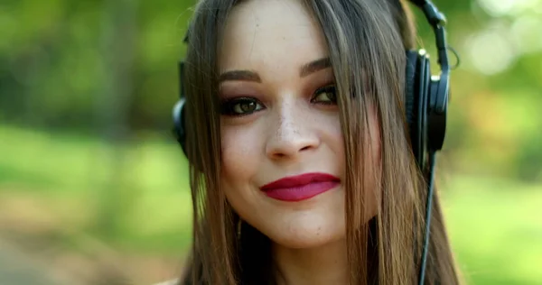 Chica Milenaria Escuchando Una Canción Con Auriculares Mujer Años Escuchando — Foto de Stock