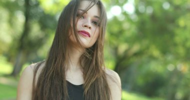 Güzel kız el sallıyor, el pençe divan durmaya davet ediyor.