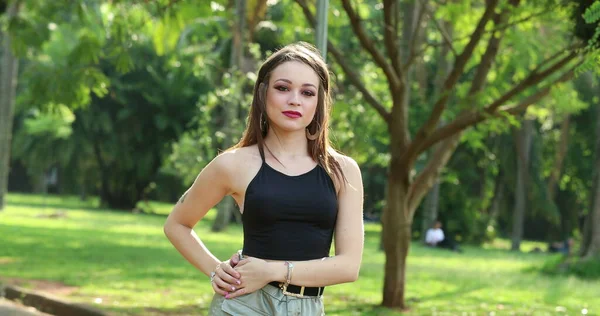 Chica Bonita Sensación Relajada Posando Parque Aire Libre — Foto de Stock