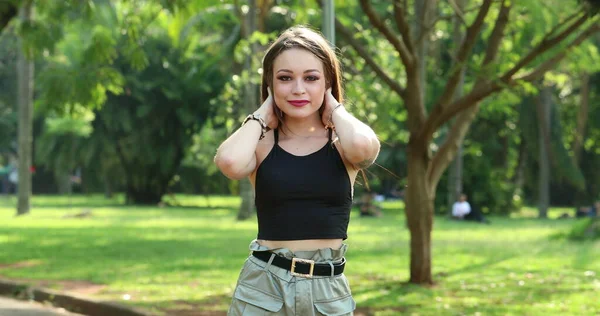 Chica Bonita Sensación Relajada Posando Parque Aire Libre —  Fotos de Stock