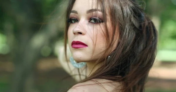 Menina Bonita Rosto Retrato Natureza Livre Posando Para Câmera — Fotografia de Stock