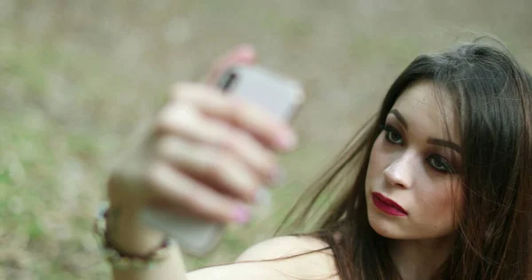 Menina Bonita Posando Ajustando Cabelo Para Selfie Jovem Mulher Segurando — Fotografia de Stock