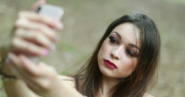 Menina Bonita Posando Ajustando Cabelo Para Selfie Jovem Mulher Segurando — Fotografia de Stock