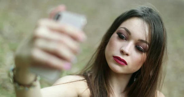Menina Bonita Posando Ajustando Cabelo Para Selfie Jovem Mulher Segurando — Fotografia de Stock