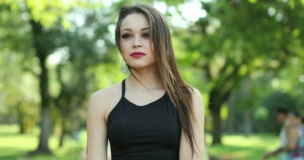 Bastante Hermosa Chica Milenaria Pie Parque Aire Libre — Foto de Stock