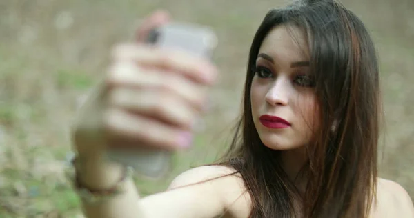 Linda Chica Posando Ajustando Pelo Para Selfie Mujer Joven Sosteniendo —  Fotos de Stock