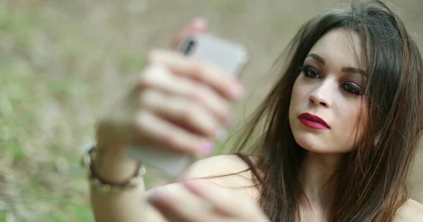 Linda Chica Posando Ajustando Pelo Para Selfie Mujer Joven Sosteniendo — Foto de Stock