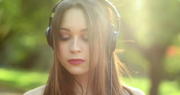 Chica Bonita Con Auriculares Parque Aire Libre Escuchando Música Canción — Foto de Stock