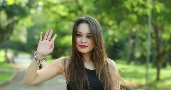 Красивая Девушка Машет Привет Приглашает Прийти Рукой Пальцем Открытом Воздухе — стоковое фото