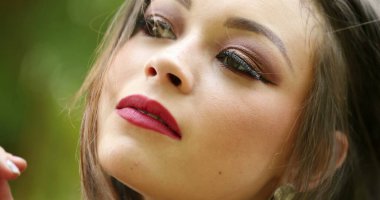 Tatlı Latin kız yüzü. Düşünüyor, hayal kuruyor ve düşünüyor.