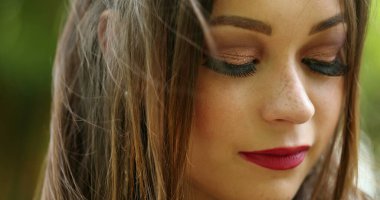 Tatlı Latin kız yüzü. Düşünüyor, hayal kuruyor ve düşünüyor.