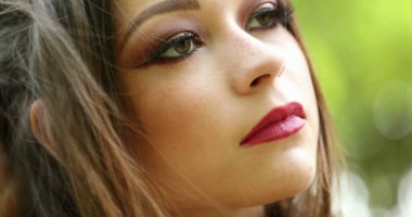 Tatlı Latin kız yüzü. Düşünüyor, hayal kuruyor ve düşünüyor.