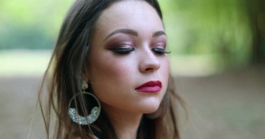 Güzel İspanyol kız portresi üzgün, duygularını değiştiriyor, mutlu oluyor ve kameraya gülümsüyor.