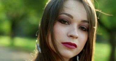 Kameraya bakan İspanyol asıllı bin yıllık kadın portresi.