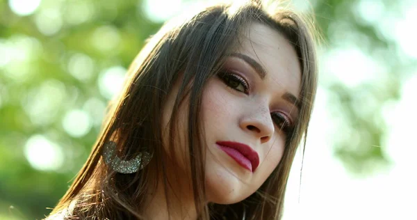 Ziemlich Hispanische Millennial Frau Gesicht Porträt Blick Die Kamera — Stockfoto