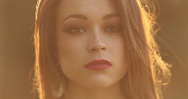 20 'li yaşlarda, açık hava parkında düşünen üzgün, düşünceli genç bir kadın.