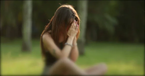 Triste Fille Déprimée Femme Seule Bouleversée Assise Dans Parc Extérieur — Photo